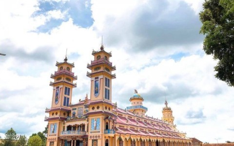 Cao Dai Temple and Cu Chi Tunnel Day Tour
