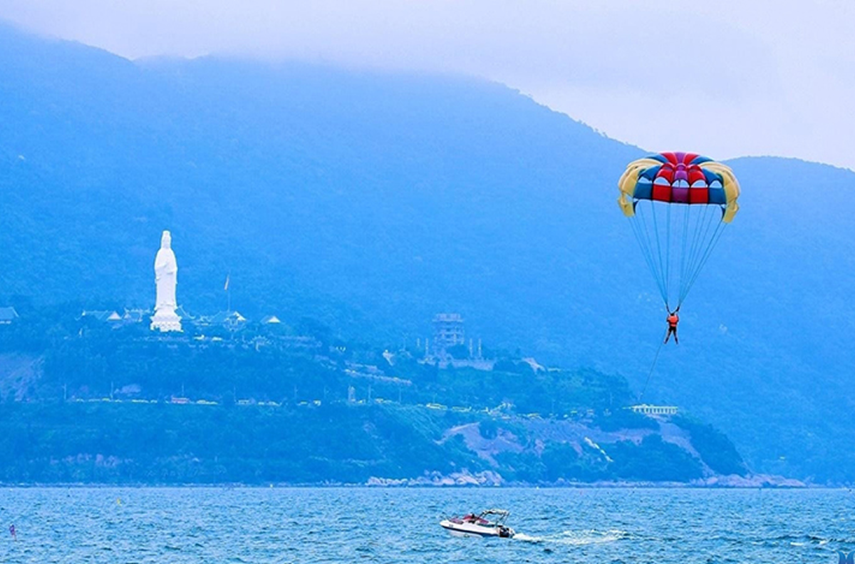 Paragliding In Son Tra Peninsula – Flying On the Beach Of Da Nang