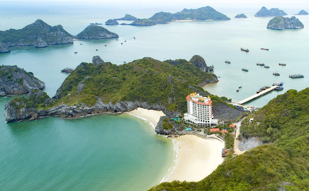 Cat Ba Island - Adventure and relaxation in the heart of Ha Long Bay
