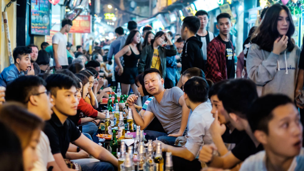 A friendly table, small glasses, and warm toasts—welcome to Vietnam’s social life