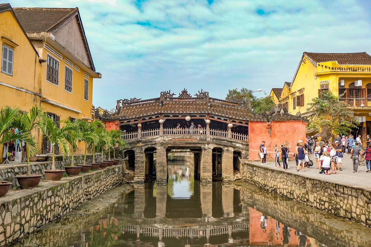Hoi An's iconic Japanese Covered Bridge and traditional shophouses
