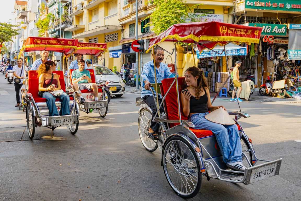 Use motorbike taxis for short hops; cyclos are best for scenic, short‑distance rides