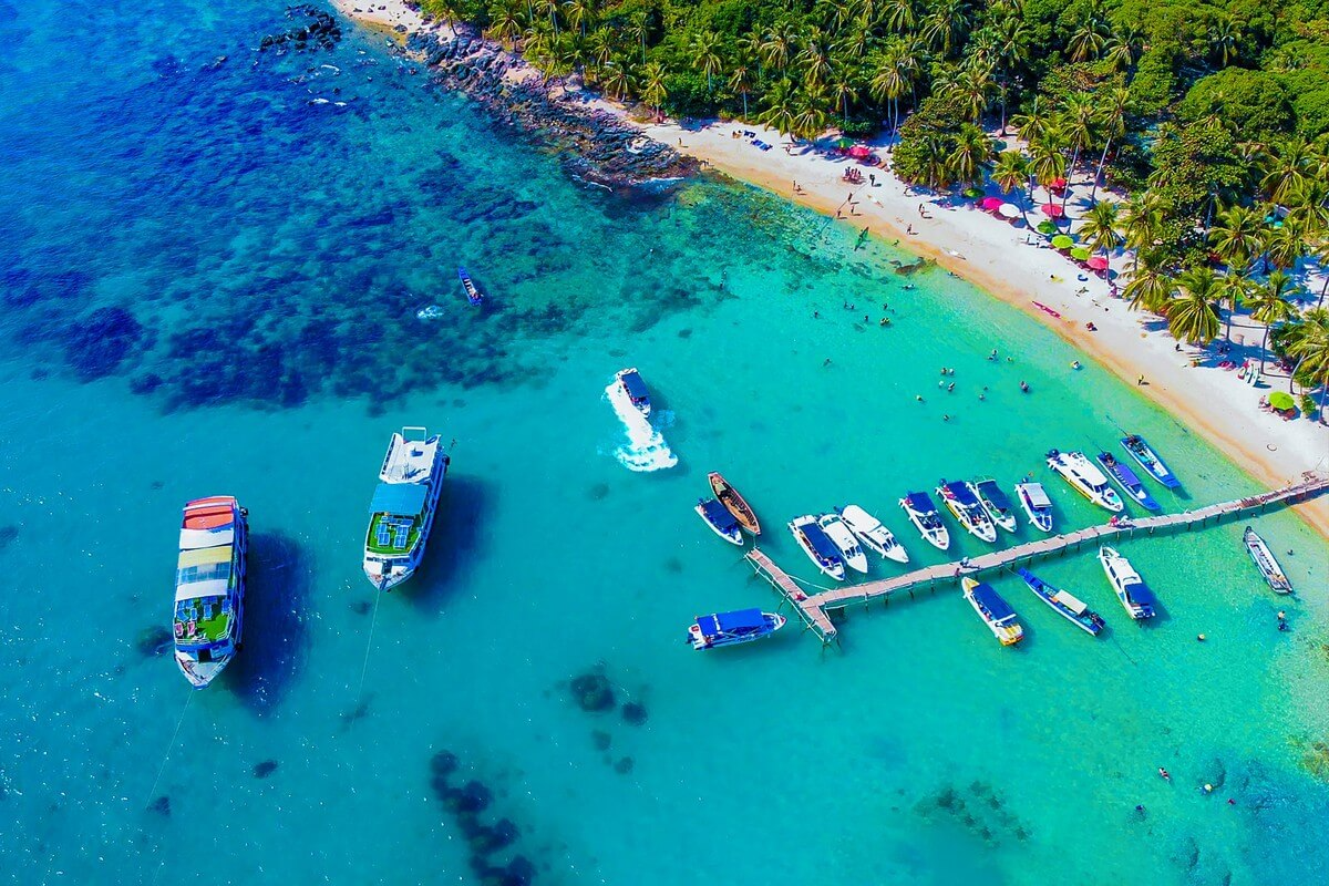Ganh Dau Beach's northern location and Cambodian coastline views