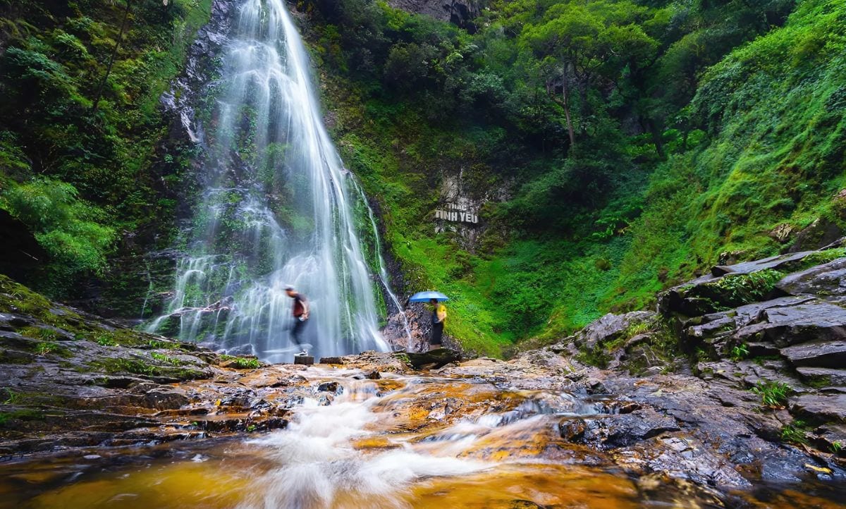 View from the viewing platform showing the full height of Tac Tinh Waterfall.