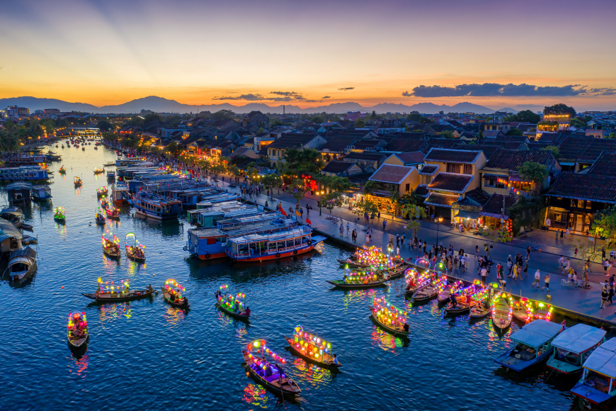  Hoi An's lantern-lit streets and historic architecture – a UNESCO World Heritage treasure in Central Vietnam