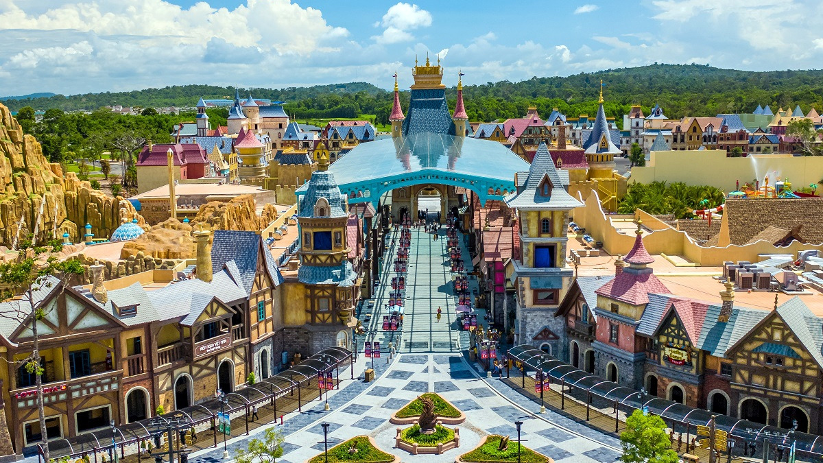 VinWonders – Enjoy world-class entertainment, thrilling rides, and unforgettable wildlife experiences for the whole family in Vietnam's top theme parks.
