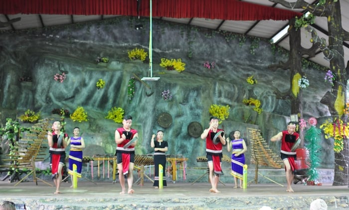 Raglai musicians performing gong music at Yang Bay tourist park.